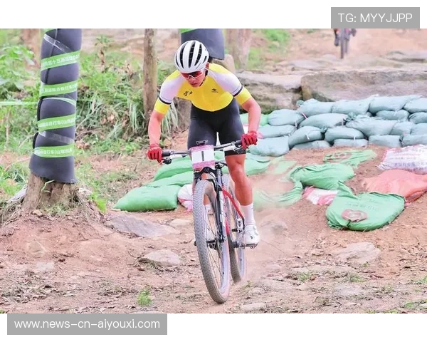 自行车越野赛选手泥地翻滚后仍获第三名