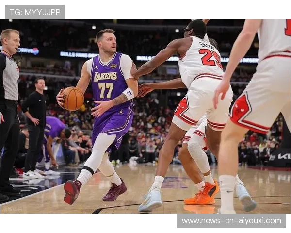 东契奇高难度抛投得手，全场惊呼连连